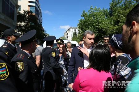 В Баку жители провели акцию протеста против вырубки деревьев - ФОТО