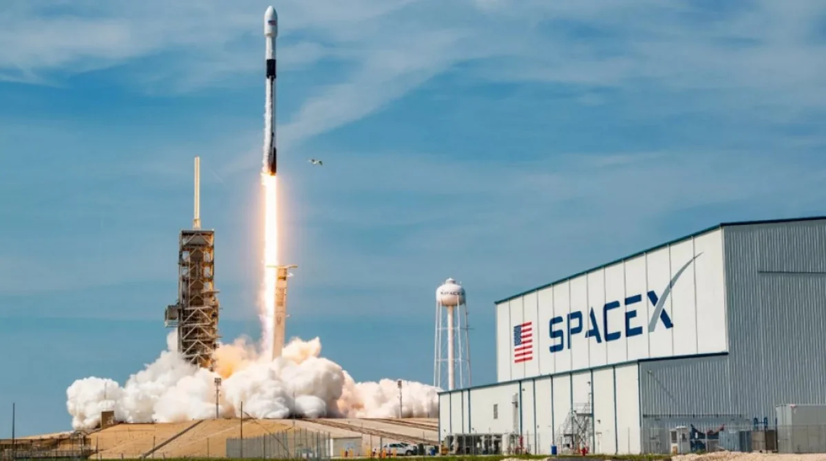 Компания SpaceX запустила ракету с 40 спутниками