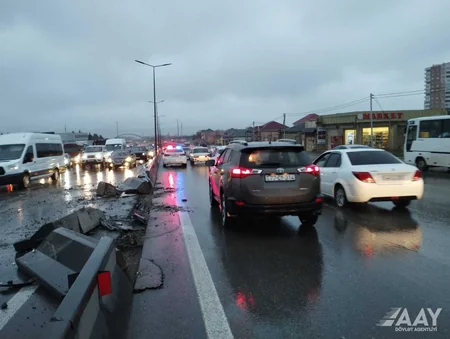 Bakı-Quba yolunda baş vermiş qəza zamanı yol təsərrüfatına ziyan dəyib