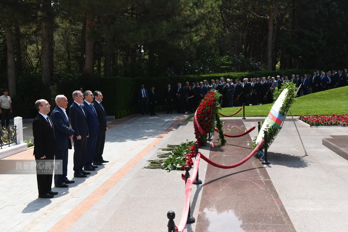 XİN rəhbərliyi Fəxri Xiyabanda Heydər Əliyevin məzarını ziyarət edib