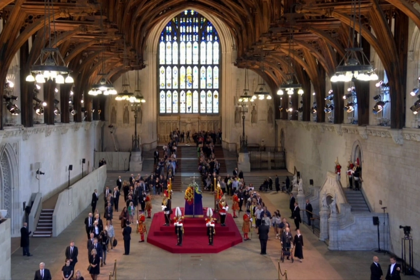 В Лондоне проходит публичное прощание с Елизаветой II