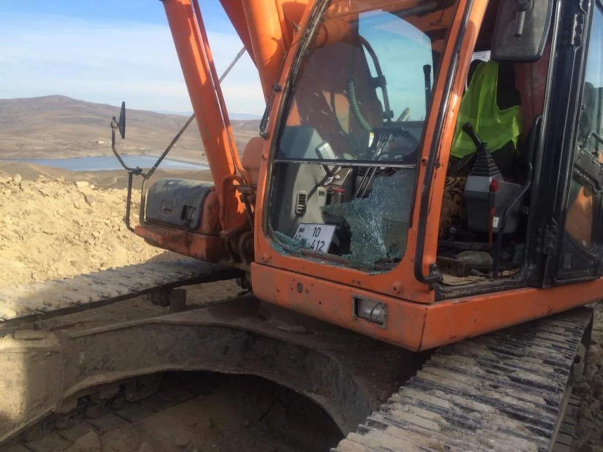 DSX: Ermənilər Qazaxda ekskavatora atəş açıb, kabinanın şüşəsi sındırılıb - FOTO