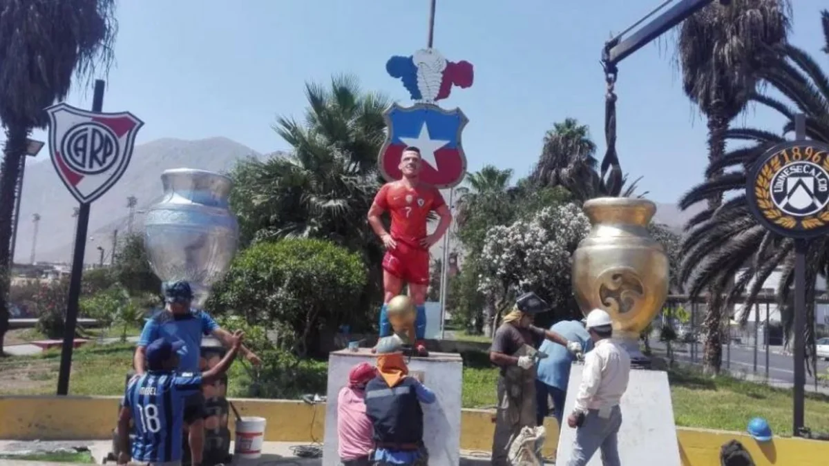 Daha bir tanınmış futbolçunun heykəlinə hücum olub