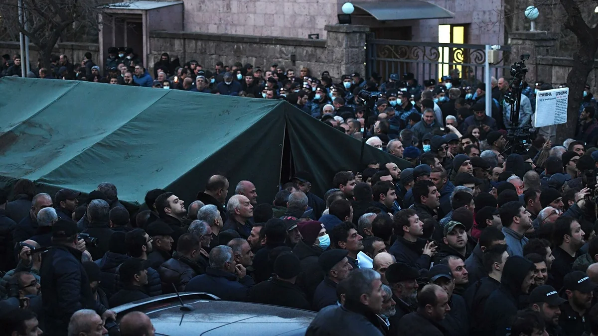 Yerevanda müxalifətçilər parlamentin binası qarşısında toplaşıb