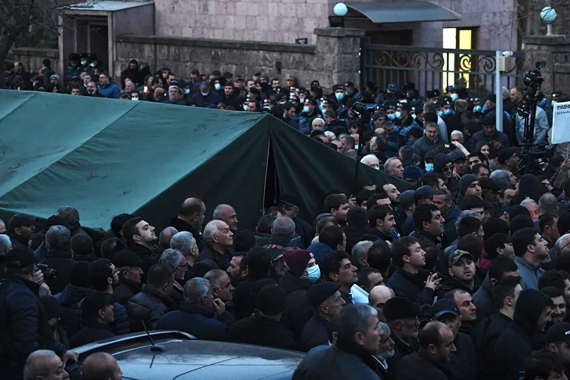 Yerevanda müxalifətçilər parlamentin binası qarşısında toplaşıb