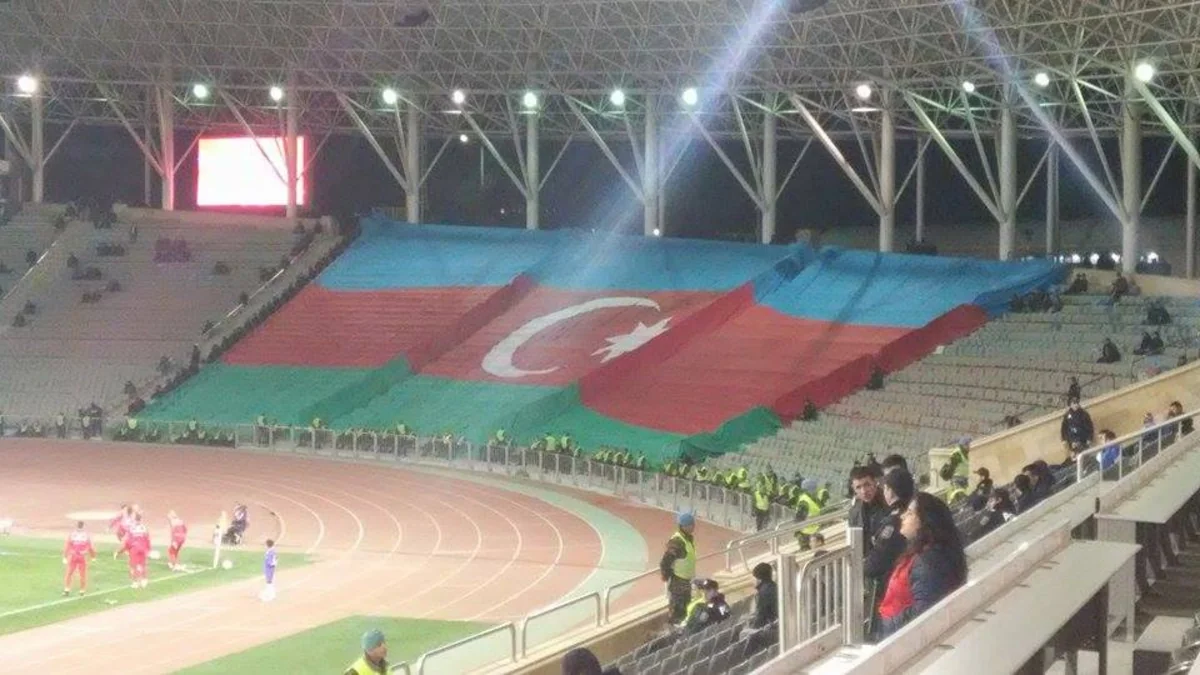 ​Mərkəzi Arenada 70 metr uzunluğunda bayraq açılıb - FOTO
