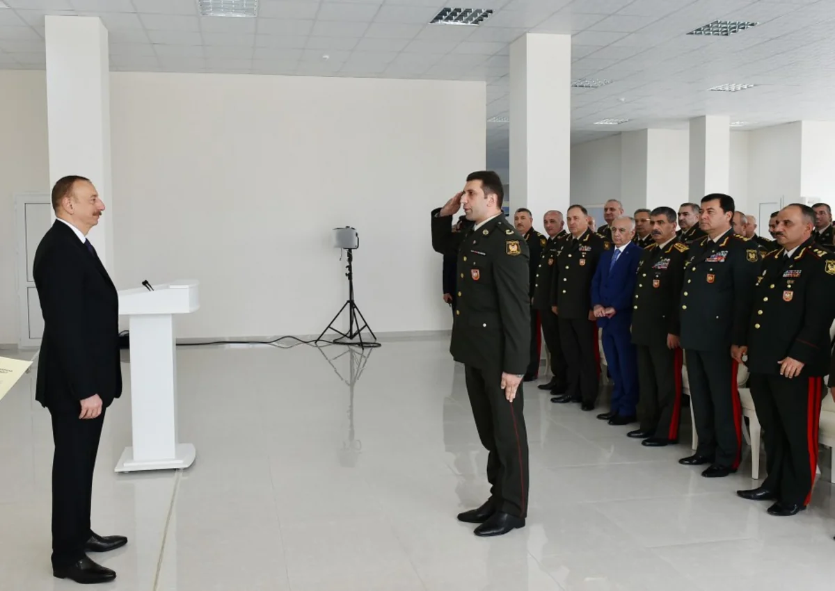 Prezident İlham Əliyev hərbçilər üçün inşa edilən binada yaradılan şəraitlə tanış olub