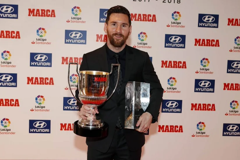 Lionel Messi mövsümün ən yaxşı oyunçusu mükafatını alıb - VİDEO