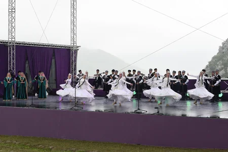 İlham Əliyev və Mehriban Əliyeva Şuşada Beynəlxalq Folklor Festivalının açılışında iştirak ediblər - YENİLƏNİB