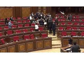 В Народном собрании Армении между вице-спикером и депутатом произошла потасовка