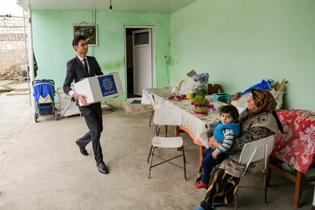 Heydər Əliyev Fondu aztəminatlı ailələrə ənənəvi Novruz sovqatları paylayır