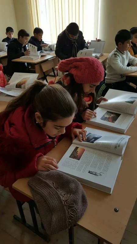 Neftçalada məktəblilərə fövqəladə hallarla bağlı ensiklopediyalar paylanılıb