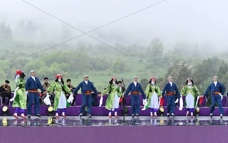 İlham Əliyev və Mehriban Əliyeva Şuşada Beynəlxalq Folklor Festivalının açılışında iştirak ediblər - YENİLƏNİB