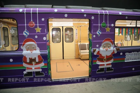 Дед Мороз и Снегурочка в бакинском метро