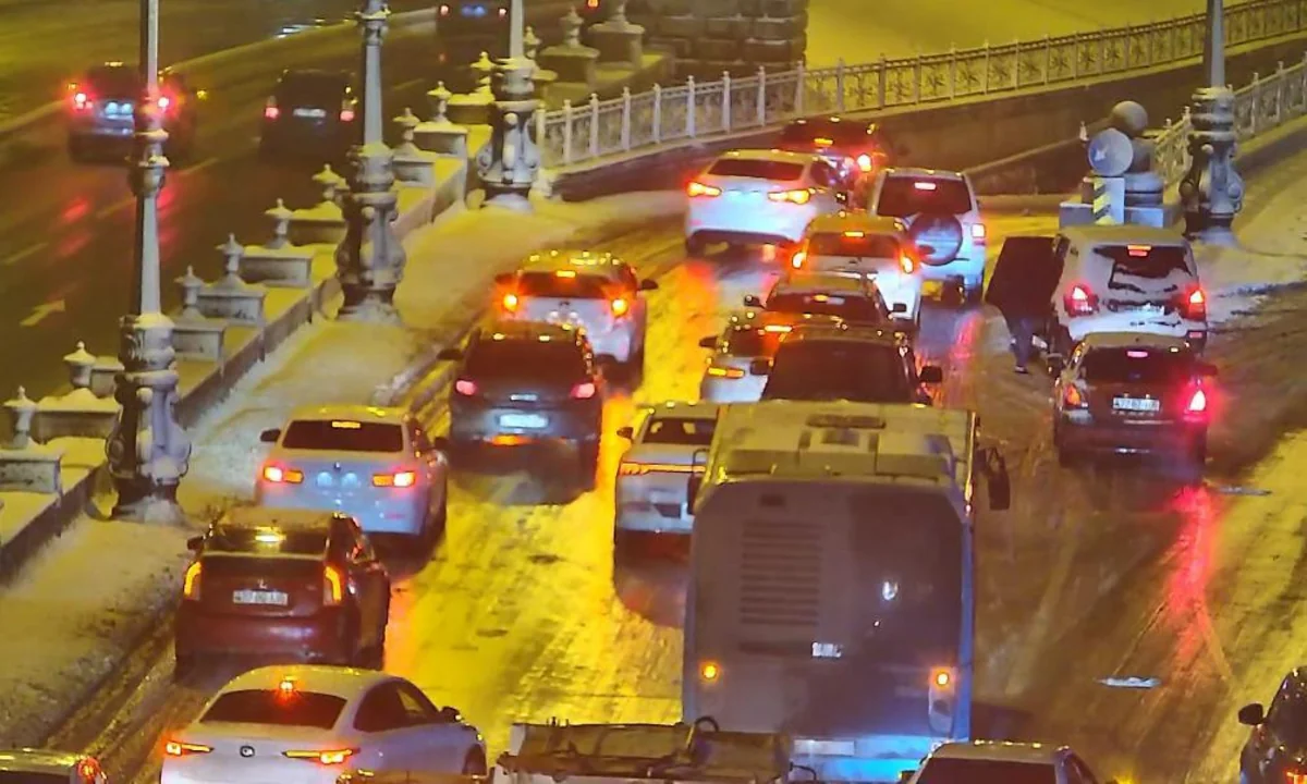 Bakıda yol qəzaları sıxlığa səbəb olub – SİYAHI