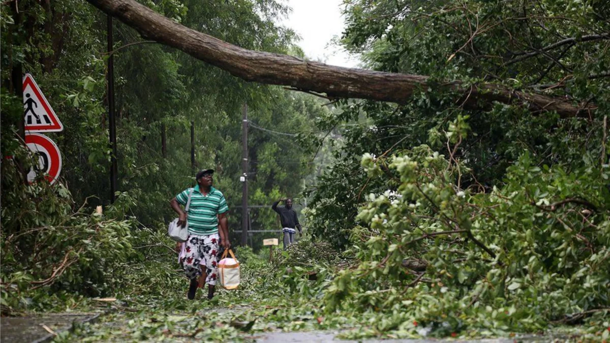 Ураган Мария ослабел до шторма второй категории