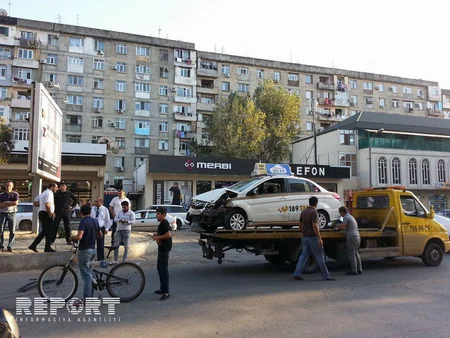 Bakıda taksi xidmətinə məxsus avtomobil qəza törədib - FOTO