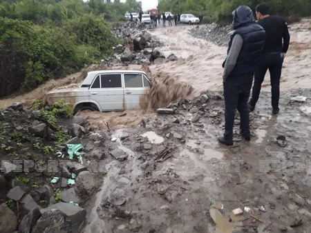 Şəkidə sel kəndlə şəhərin əlaqəsini kəsib, avtomobili aparıb