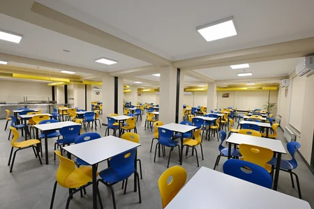 İlham Əliyev “Vətən” İdman Liseyində aparılmış yenidənqurma işlərindən sonra yaradılan şəraitlə tanış olub