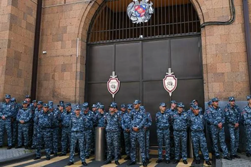 Yüzlərlə polis Ermənistan parlamentinin binasını mühasirəyə alıb