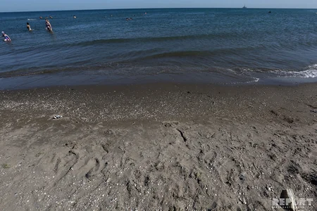 Qadağan olunan çimərlikdə dincələnlər - REPORTAJ