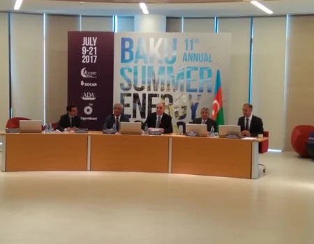 Elmar Məmmədyarov XI Yay Enerji Məktəbində çıxış edib