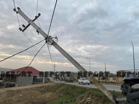 В Баку автомобиль врезался в столб