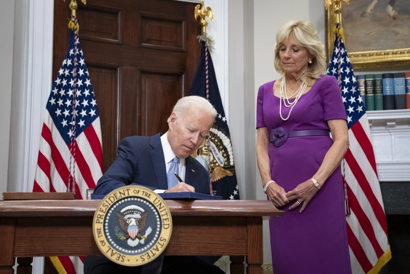 US first lady tests negative for COVID-19