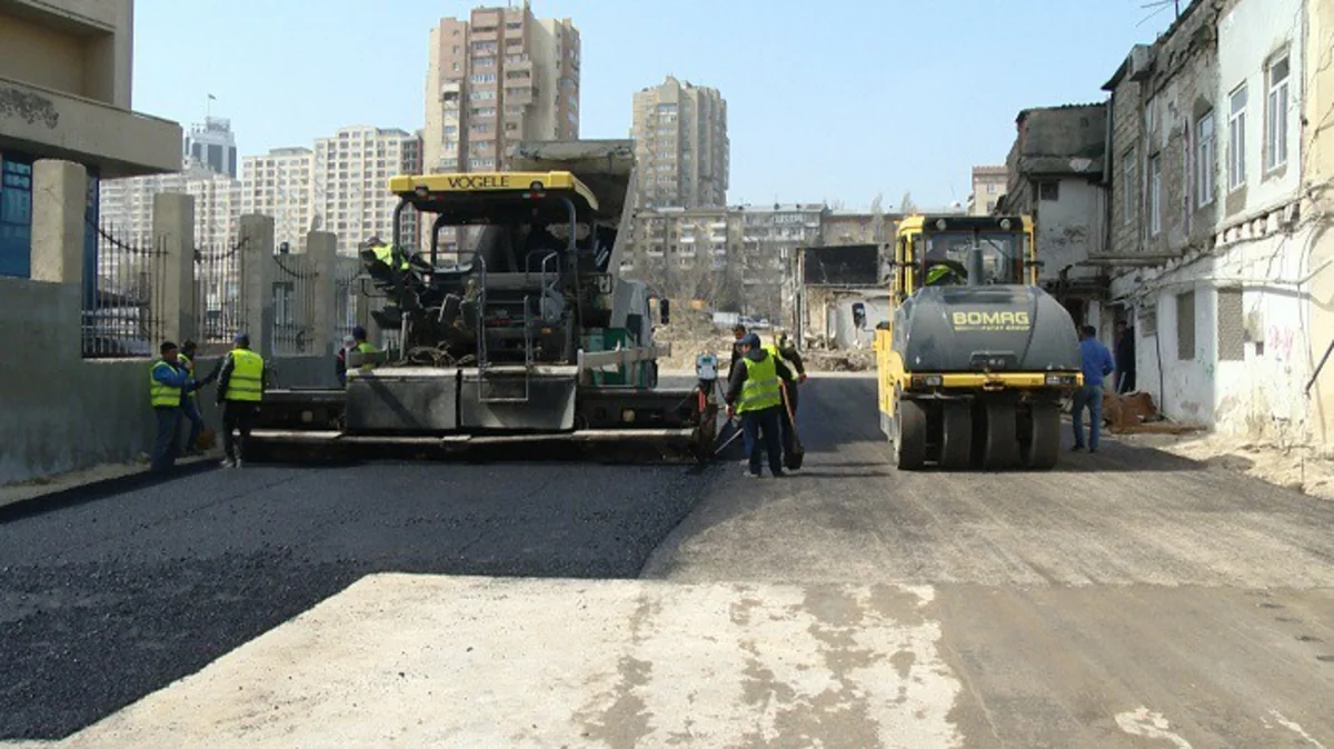 Bakıda Balababa Məcidov və Abdulla Şaiq küçələrinə asfalt-beton örtük döşənir