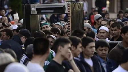 Ramazan bayramını bu gün qeyd edən ölkələrdə bayram namazı qılınıb - FOTO