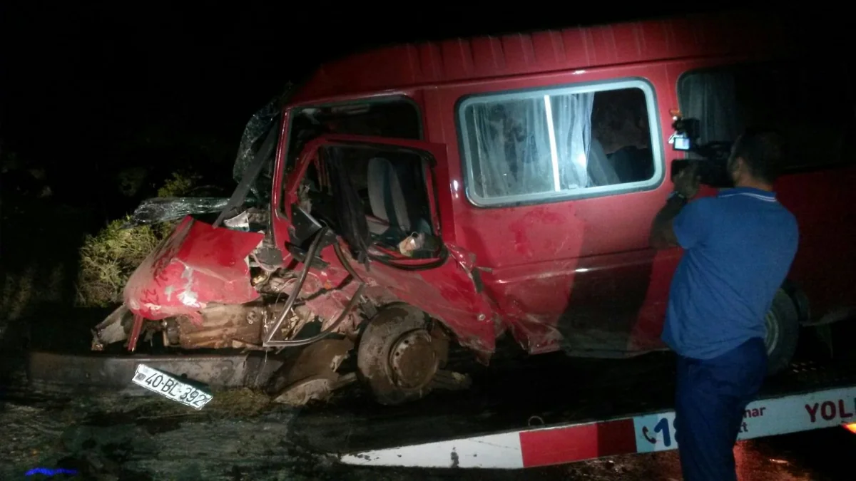 Qubada toydan qayıdan mikroavtobus qəzaya düşüb, 4 nəfər yaralanıb - FOTO