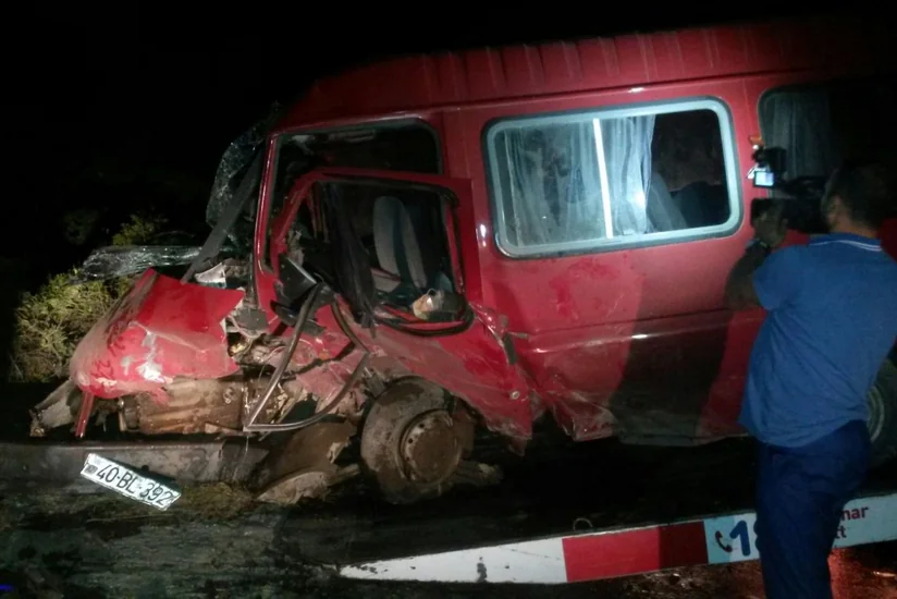 Qubada toydan qayıdan mikroavtobus qəzaya düşüb, 4 nəfər yaralanıb - FOTO
