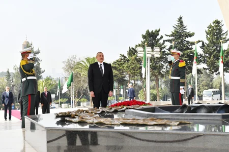 Prezident İlham Əliyev Əlcəzairdə Şəhidlər abidəsini və Milli Mücahidlər Muzeyini ziyarət edib - YENİLƏNİB-3