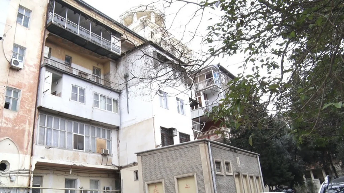 Binanın həyətində ağacları kəsib tikinti aparmaq istəyirlər - VİDEOREPORTAJ