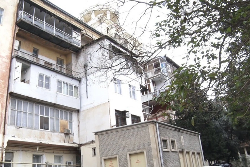 Binanın həyətində ağacları kəsib tikinti aparmaq istəyirlər - VİDEOREPORTAJ