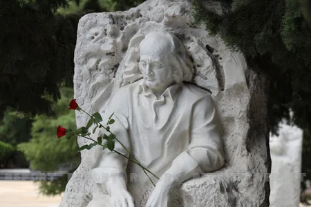 Üzeyir Hacıbəylinin məzarı ziyarət olunub