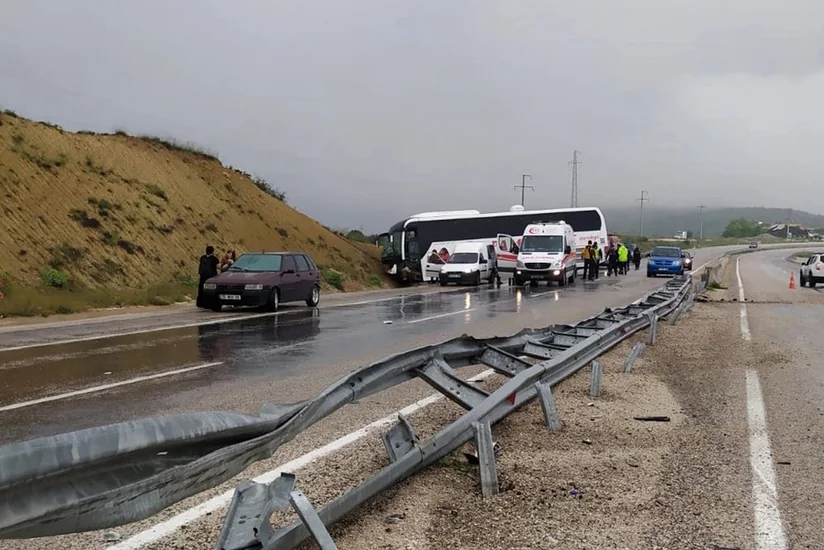 Türkiyədə avtobus dərəyə düşüb, yaralılar var