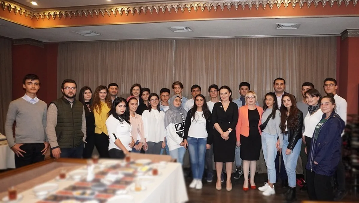 Gürcüstanın dövlət naziri azərbaycanlı gənclərlə görüşüb