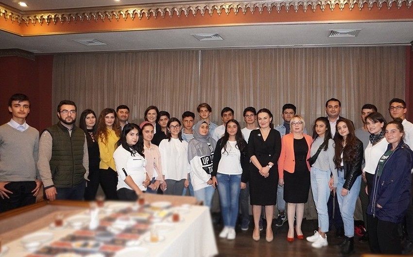 Gürcüstanın dövlət naziri azərbaycanlı gənclərlə görüşüb