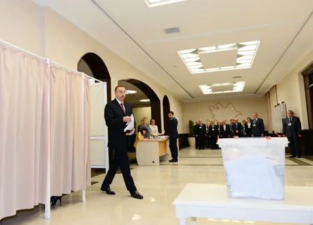 ​Azərbaycan Prezidenti İlham Əliyev 6 saylı seçki məntəqəsində səs verib