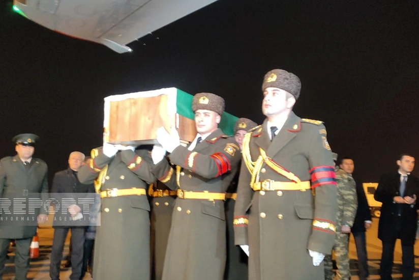 Orxan Əsgərovun cənazəsi, səfirlik əməkdaşlarının olduğu təyyarə Azərbaycana gəlib - YENİLƏNİB