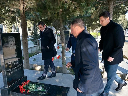 Hakimlər Tofiq Bəhramovun məzarını ziyarət ediblər