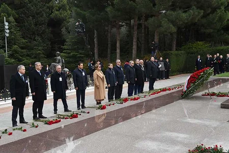 SOCAR rəhbərliyi Heydər Əliyevin məzarını ziyarət edib
