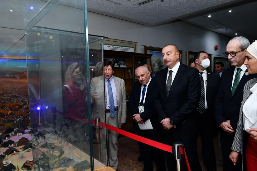 Ильхам Алиев посетил Памятник славы и мученичества и Национальный музей борцов за независимость в Алжире