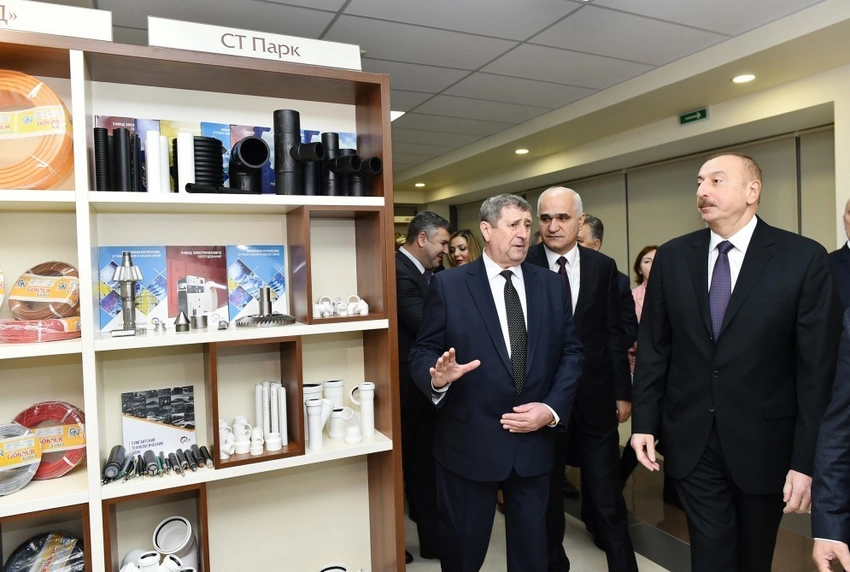 Prezident İlham Əliyev Minskdə Azərbaycan Ticarət Evi ilə tanış olub