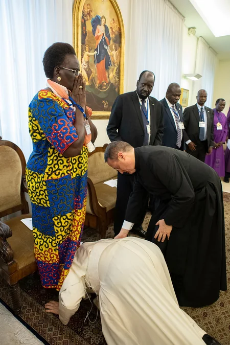 Pope Francis knelt and kissed feet of South Sudan’s leaders to encourage peace - PHOTO - VIDEO