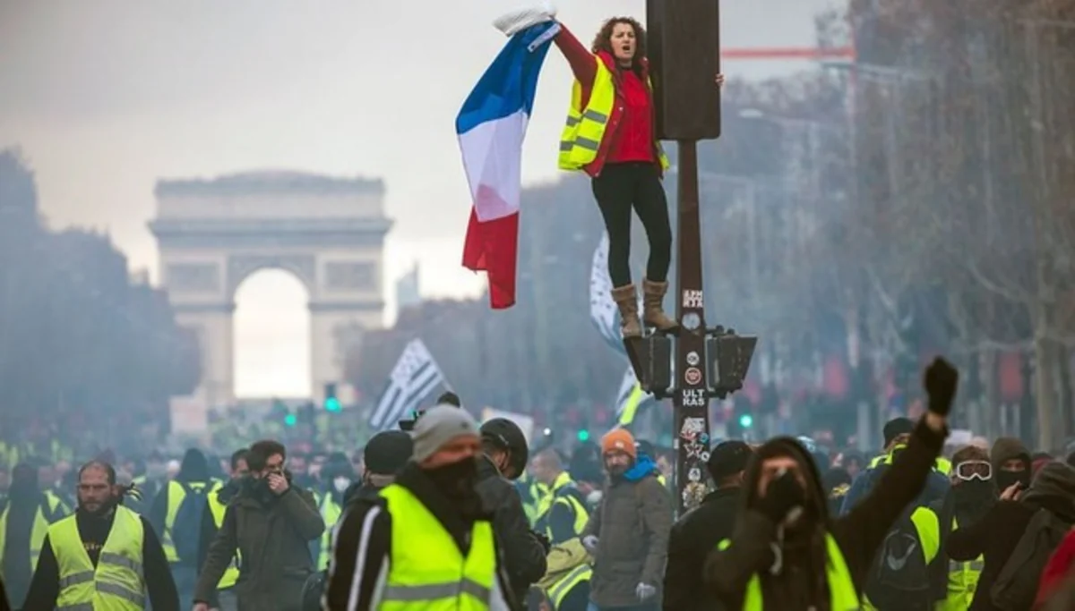 Parisdə etiraz aksiyasının 30 üzvü saxlanılıb