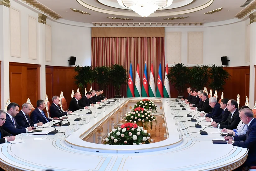 Presidents of Azerbaijan and Tajikistan hold expanded meeting