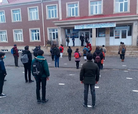 Üzü sipərli müəllimlər, maskalı şagirdlər  - FOTOREORTAJ