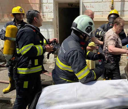 Bakıda ikimərtəbəli yaşayış binasında yanğın olub, 3 nəfər xilas edilib
